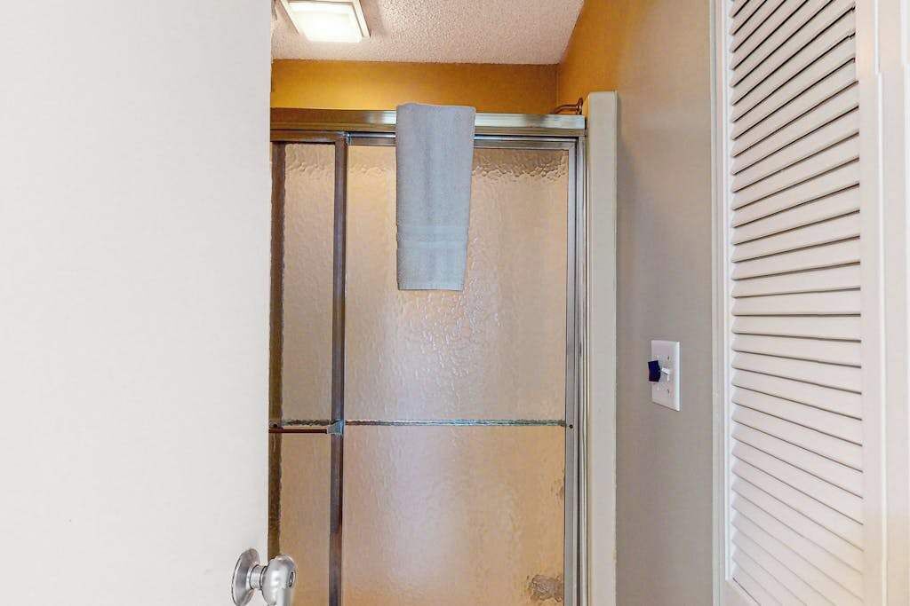 Shower, towels