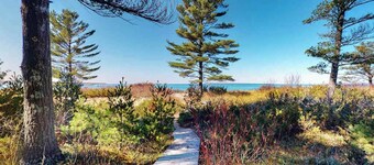 Beachfront townhouse & loft near the water with firepit, deck & cable