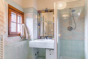 Dusche, Bidet, Handtücher