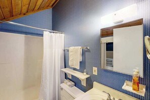 Shower, towels - River-view condo on Crystal River with loft, deck, community firepit & fireplace (Glen Arbor)