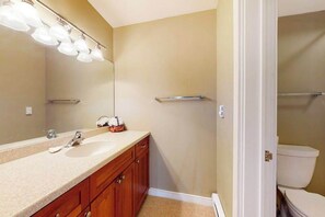 Shower, towels - Updated condo in Glen Arbor with Lake Michigan views, fireplace, deck, W/D (Glen Arbor)