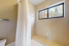 Shower, towels - Updated condo in Glen Arbor with Lake Michigan views, fireplace, deck, W/D (Glen Arbor)