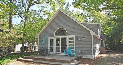 Charming home near the lake with a fireplace, central AC, washer/dryer & grill