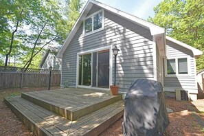 Exterior - Charming home near the lake with a fireplace, central AC, washer/dryer & grill (Glen Arbor)