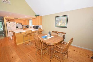 Dining - Charming home near the lake with a fireplace, central AC, washer/dryer & grill (Glen Arbor)