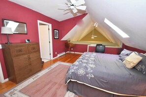 2 bedrooms, iron/ironing board, Internet, bed sheets - Charming home near the lake with a fireplace, central AC, washer/dryer & grill (Glen Arbor)