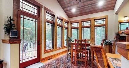 Home near downtown with a fireplace, deck, grill, central AC & washer/dryer