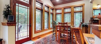 Home near downtown with a fireplace, deck, grill, central AC & washer/dryer
