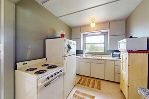 Fridge, microwave, oven, stovetop - Cozy cottage with water views, spacious lawn, patio, & WiFi (Frankfort)