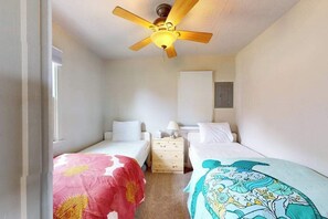2 bedrooms, WiFi, bed sheets - Cozy cottage with water views, spacious lawn, patio, & WiFi (Frankfort)