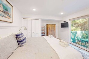 1 bedroom, iron/ironing board, WiFi, bed sheets - Beachfront condo in Glen Arbor with deck, fireplace, Lake Michigan views & W/D (Glen Arbor)