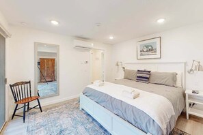 1 bedroom, iron/ironing board, WiFi, bed sheets - Beachfront condo in Glen Arbor with deck, fireplace, Lake Michigan views & W/D (Glen Arbor)