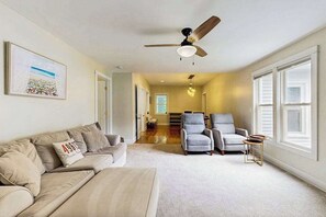 TV, fireplace, DVD player, offices - Arcadia Retreat w/ private hot tub, gas grill, fire pit, near beach, Dogs- YES! (Arcadia)