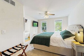 4 bedrooms, iron/ironing board, travel cot, WiFi - Arcadia Retreat w/ private hot tub, gas grill, fire pit, near beach, Dogs- YES! (Arcadia)