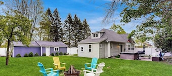Arcadia Retreat w/ private hot tub, gas grill, fire pit, near beach, Dogs- YES!