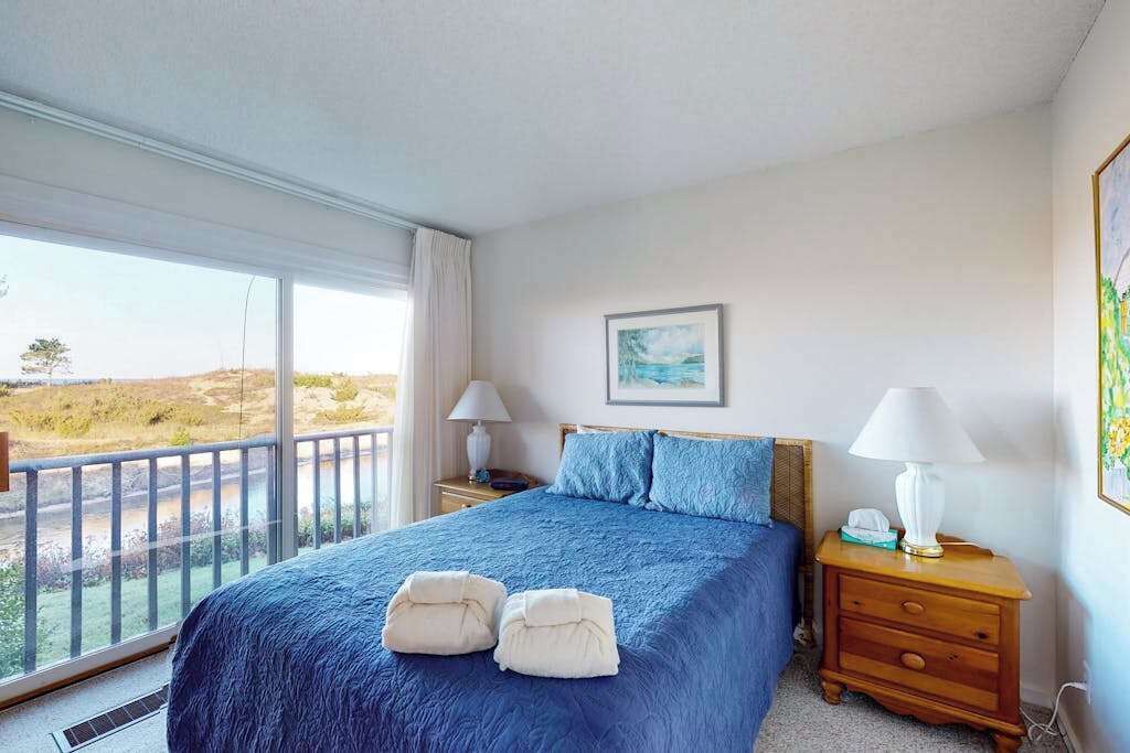 2 bedrooms, iron/ironing board, internet, bed sheets