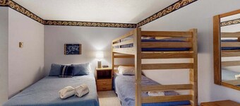 Condo with forest views, washer/dryer, deck, & cable