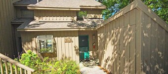Condo with forest views, washer/dryer, deck, & cable