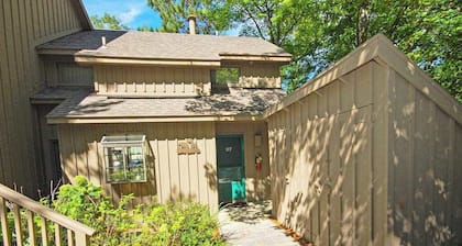 Condo with forest views, washer/dryer, deck, & cable