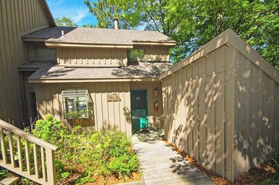 Condo with forest views, washer/dryer, deck, & cable