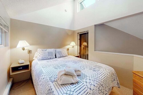 Condo with forest views, washer/dryer, deck, & cable