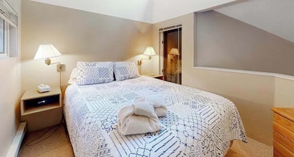 Condo with forest views, washer/dryer, deck, & cable