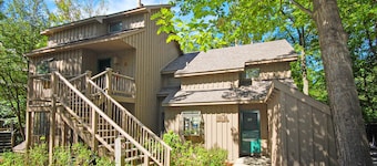 Condo with forest views, washer/dryer, deck, & cable