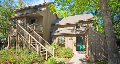 Condo with forest views, washer/dryer, deck, & cable