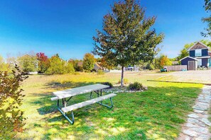 Outdoor dining - Adorable farmhouse style home with washer/dryer, central AC, deck - near lake (Empire)