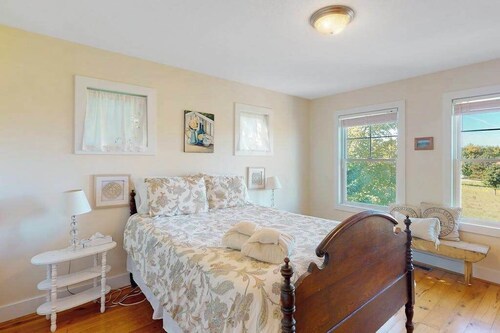 Adorable farmhouse style home with washer/dryer, central AC, deck - near lake
