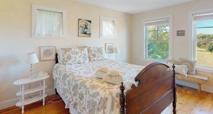 Adorable farmhouse style home with washer/dryer, central AC, deck - near lake