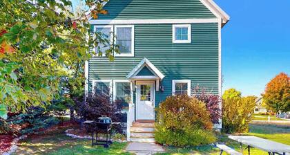 Adorable farmhouse style home with washer/dryer, central AC, deck - near lake