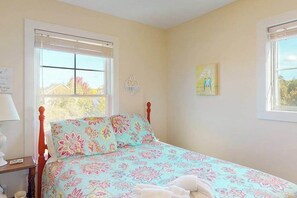 3 bedrooms, WiFi, bed sheets - Adorable farmhouse style home with washer/dryer, central AC, deck - near lake (Empire)