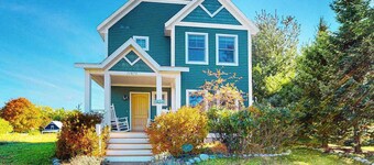 Adorable farmhouse style home with washer/dryer, central AC, deck - near lake