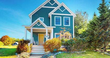 Adorable farmhouse style home with washer/dryer, central AC, deck - near lake