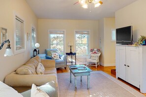 TV, DVD player - Adorable farmhouse style home with washer/dryer, central AC, deck - near lake (Empire)
