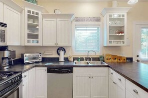 Fridge, microwave, oven, stovetop - Adorable farmhouse style home with washer/dryer, central AC, deck - near lake (Empire)