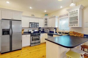 Fridge, microwave, oven, stovetop - Adorable farmhouse style home with washer/dryer, central AC, deck - near lake (Empire)