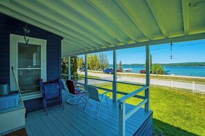 Terrace/patio - Pleasant lake house w/ free cable, guest kayak, set on trail - dogs allowed (Beulah)