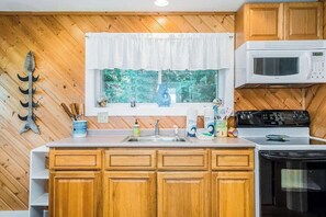 Fridge, microwave, oven, stovetop - Pleasant lake house w/ free cable, guest kayak, set on trail - dogs allowed (Beulah)