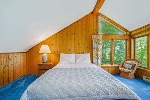 4 bedrooms, WiFi, bed sheets - Rustic dream-home w/ lake views, wraparound deck, & wood-burning fireplace (Frankfort)
