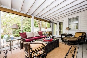 Terrace/patio - Secluded, charming home with in-ground pool, hot tub, firepit & high-speed WiFi (Union Pier)