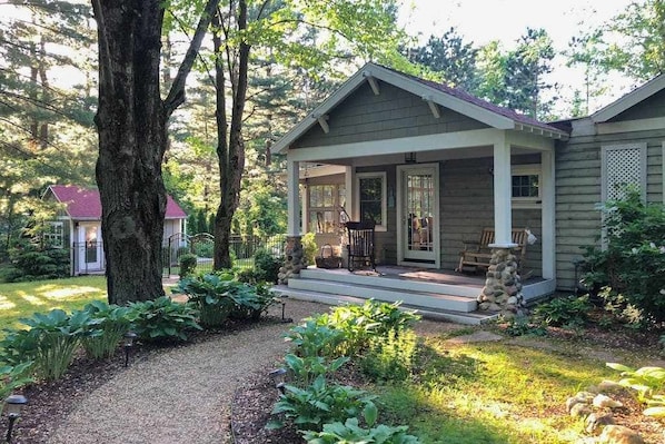 Terrace/patio - Secluded, charming home with in-ground pool, hot tub, firepit & high-speed WiFi (Union Pier)