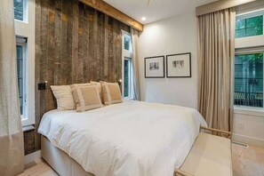 7 bedrooms, WiFi, bed sheets - Custom-design luxury home with lovely patio, firepit - walk to beaches (Union Pier)