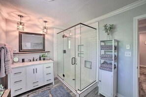 Douche, sèche-cheveux, serviettes fournies