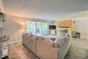 TV, offices - Serene Home with Fire pit, Gas Grill, WIFI & Close to Beach (Three Oaks)