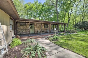 A single-story house with a covered porch, a brick exterior, and a well-maintained lawn. - Serene Home with Fire pit, Gas Grill, WIFI & Close to Beach (Three Oaks)