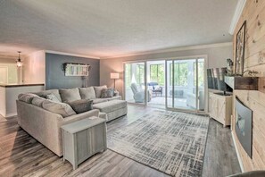 TV, offices - Serene Home with Fire pit, Gas Grill, WIFI & Close to Beach (Three Oaks)
