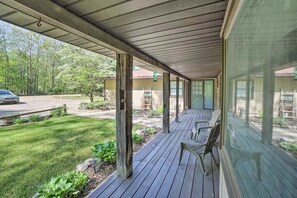 Terrace/patio - Serene Home with Fire pit, Gas Grill, WIFI & Close to Beach (Three Oaks)