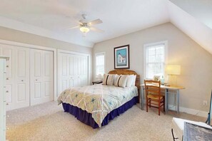 4 bedrooms, iron/ironing board, WiFi, bed sheets - Lovely Union Pier Home with WiFi/Backyard/Firepit/Private Hot Tub/Pool (Union Pier)